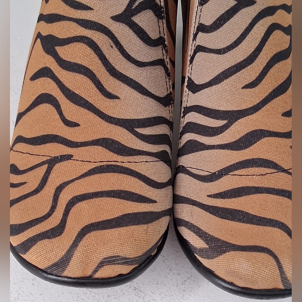 CHARLESTON SHOE CO. Tan & Black Telfair Tiger Ankle Boots Sz 6 Pre-Owned - Picture 5 of 13